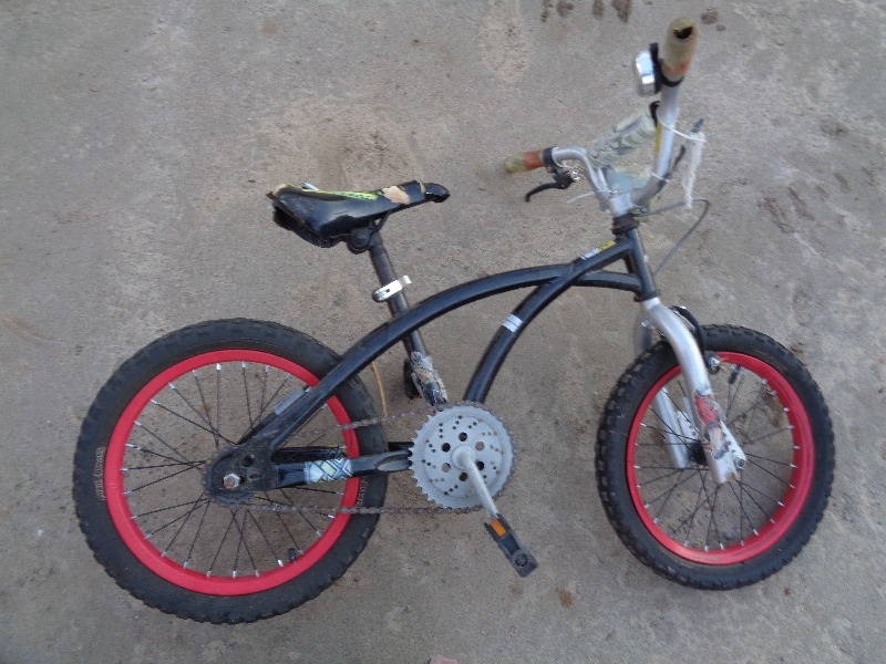 lot 64 image: Plastic Trike and 16 Bike