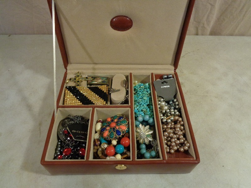lot 70 image: Jewelry Box with Contents