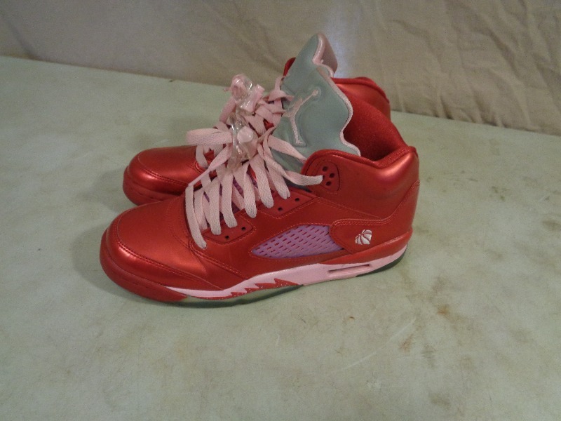 lot 78 image: Super Cute 7Y Air Jordans