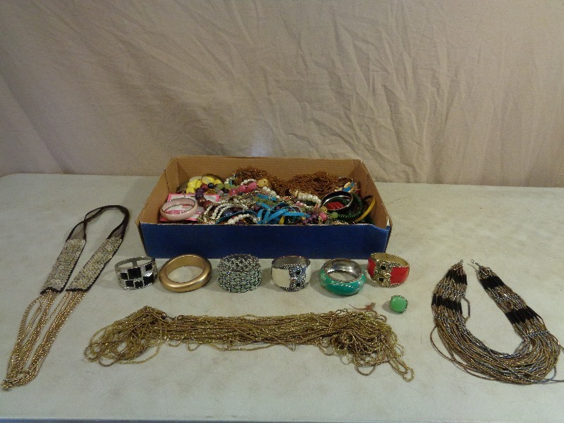 lot 85 image: Jewelry