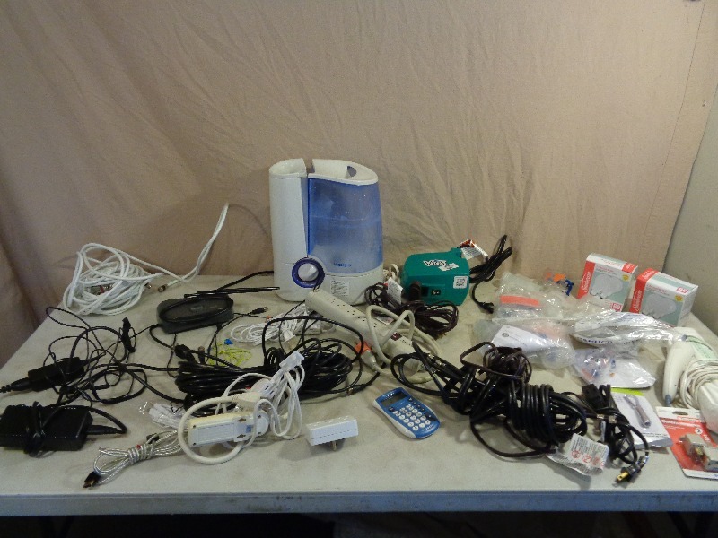 lot 100 image: Assorted Electronics