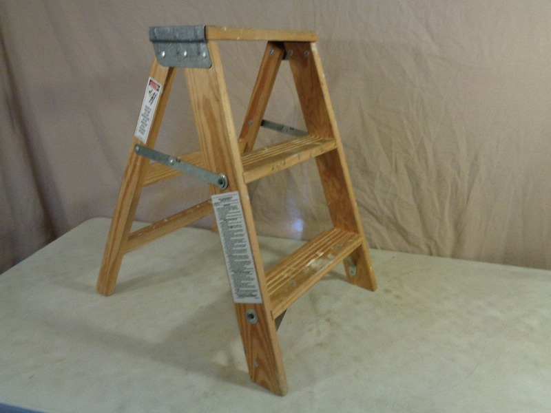 lot 105 image: Wood Step Stool