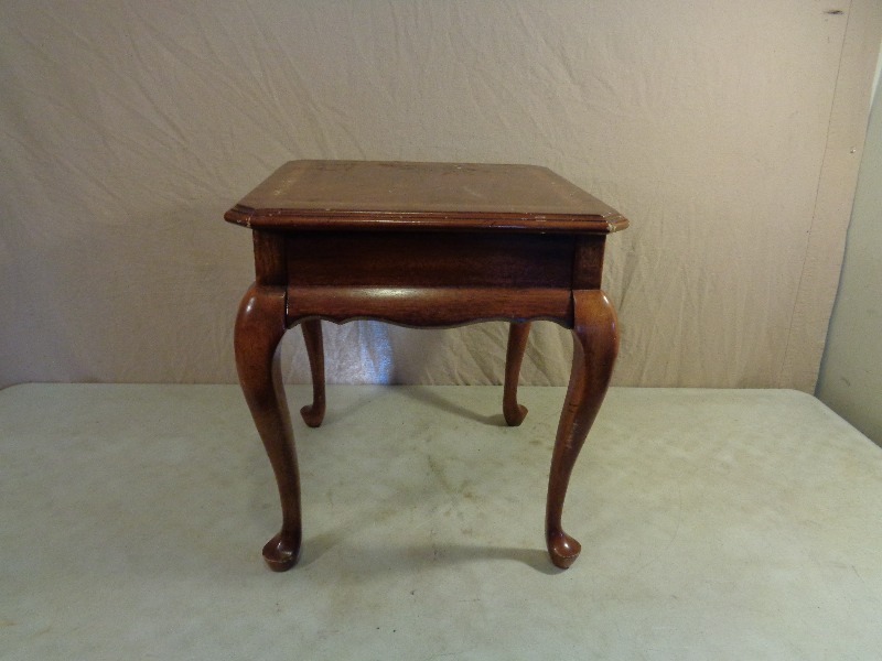 lot 111 image: Small End Table