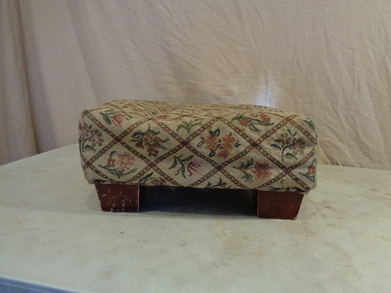 lot 122 image: Cute Little Foot Stool