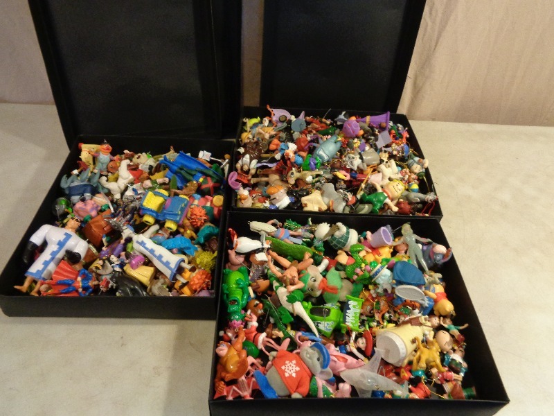 lot 128 image: Collector Ornaments