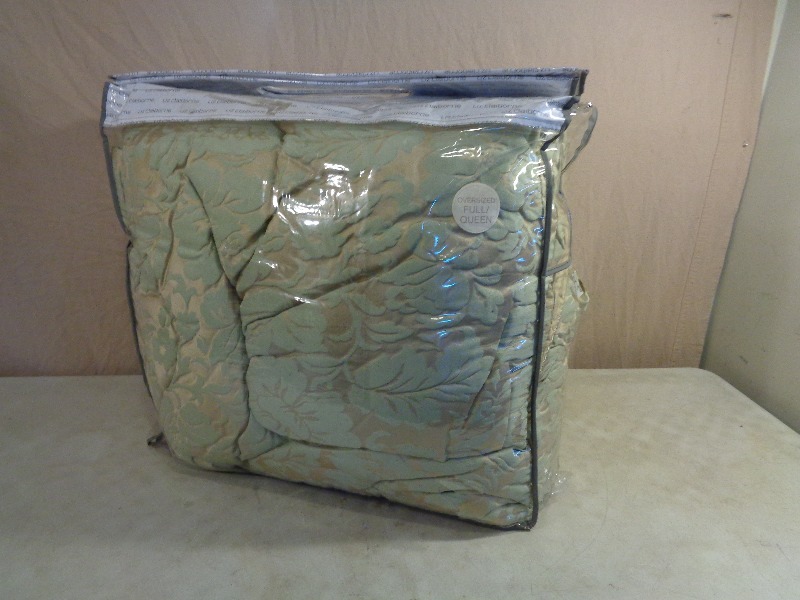 lot 132 image: Nice Comforter