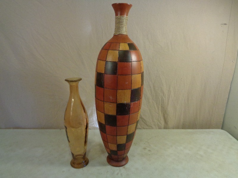 lot 140 image: 2 Vases