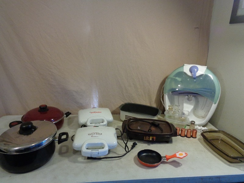 lot 146 image: Kitchen Items