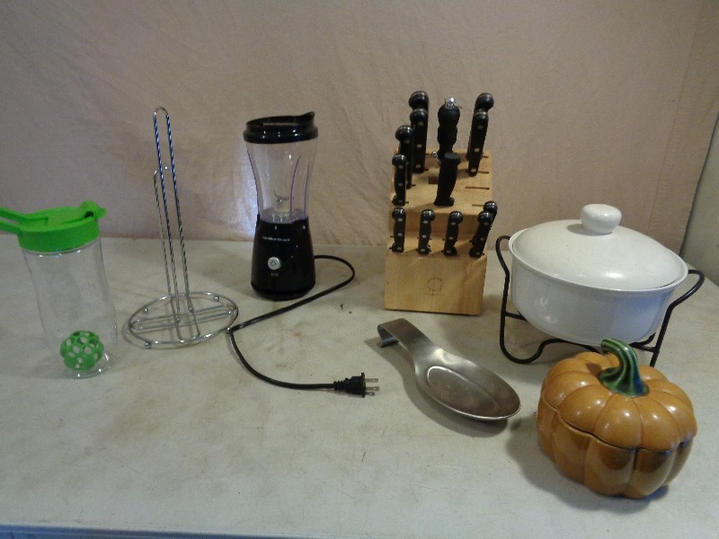 lot 147 image: Kitchen Items