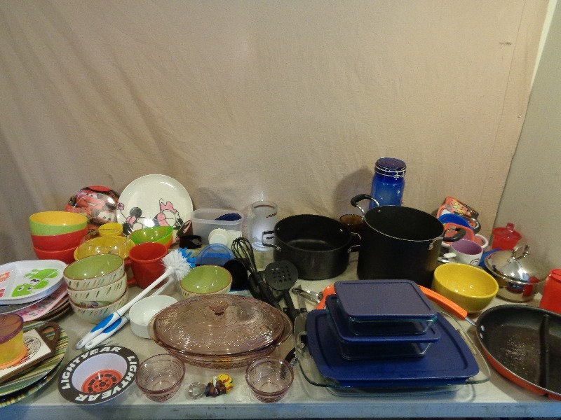 lot 161 image: Pyrex Set and Kitchen Items