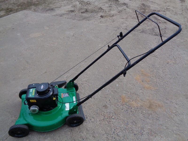 lot 3 image: Weed Eater Lawnmower