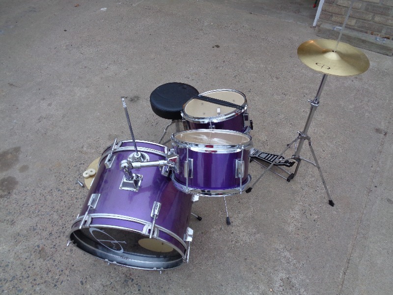 lot 68 image: Kids Drum Set