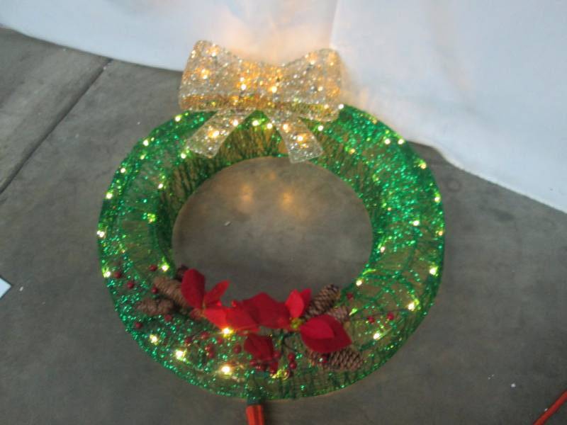 lot 71 image: Alcove 28 Prelit Glitter String Wreath