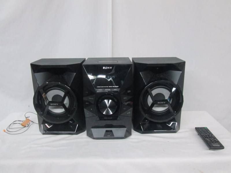 lot 29 image: Sony 120 Watt CD iPodiPhone Sound System