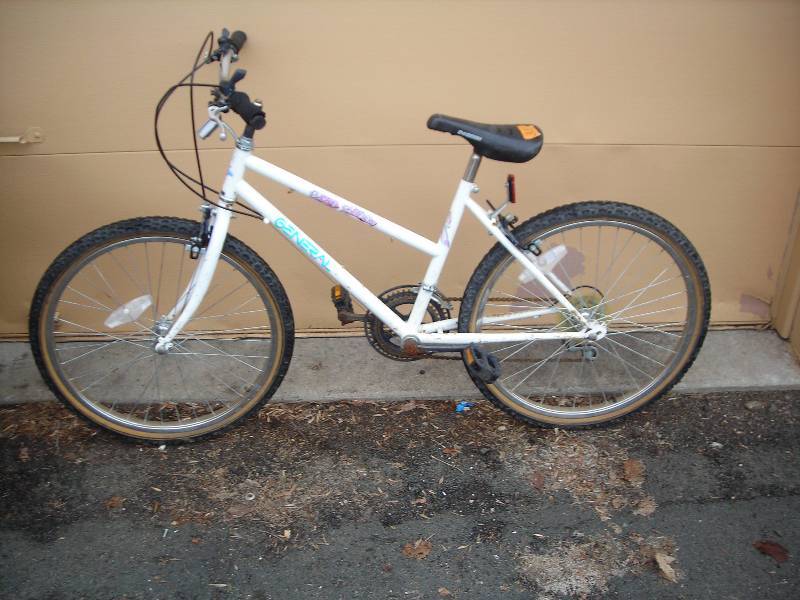 lot 8 image: General Super Shadow 24-Inch, 10-Speed Bike