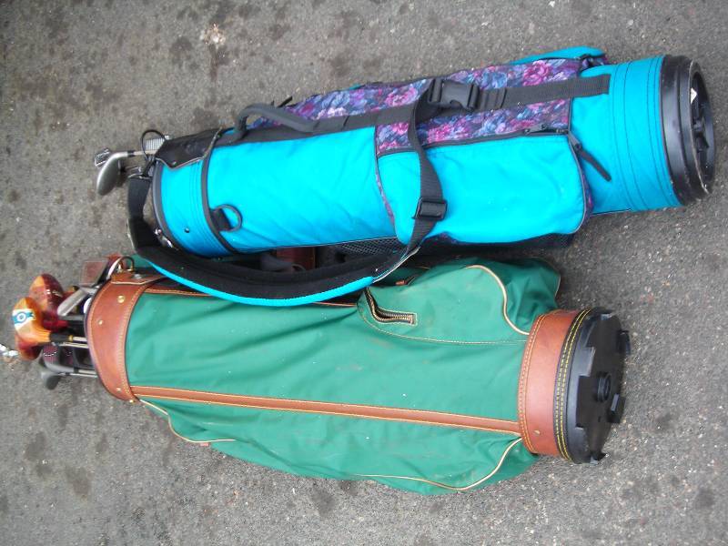 lot 14 image: 2-Golf Bags With Clubs