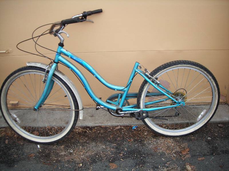 lot 20 image: Blue Shorewood 26 Inch Fat Tire Bike