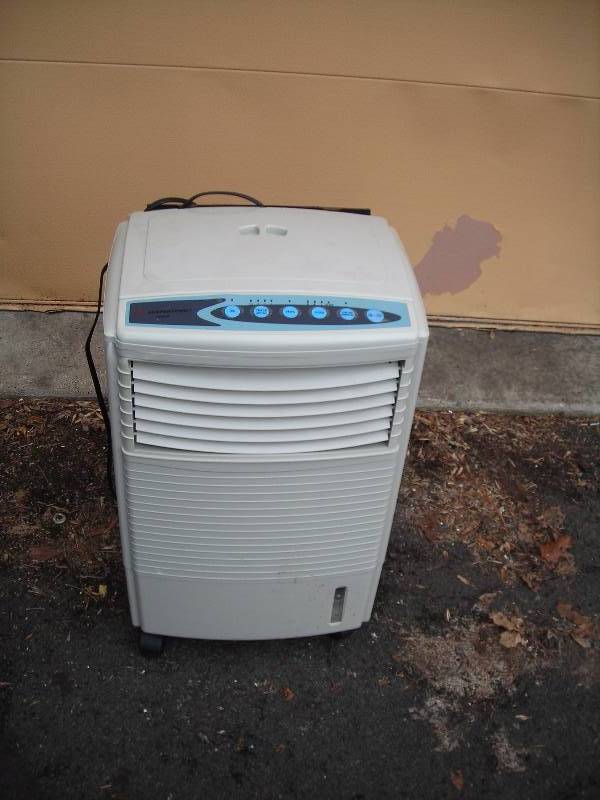 lot 23 image: Sunpentown Air Cooler