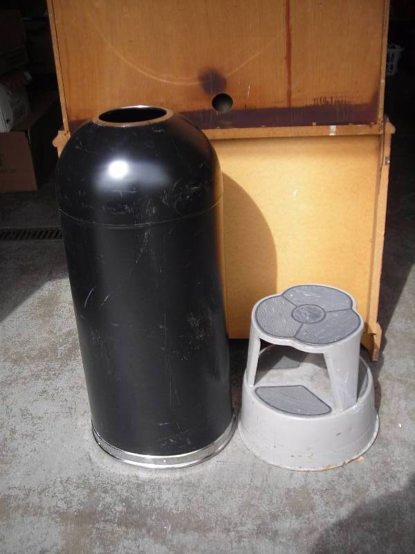 lot 36 image: Office Trash Bin & Rolling Step Stool