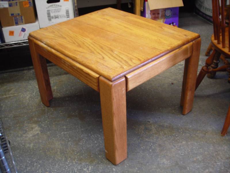 lot 43 image: Oak Side Table 24x27x18