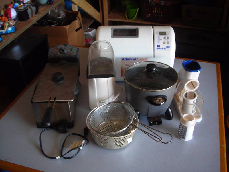 lot 75 image: Lot Of Small Appliances