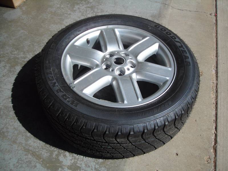 lot 58 image: Aluminum Land Rover 5-Bolt Wheel With NEW Tire