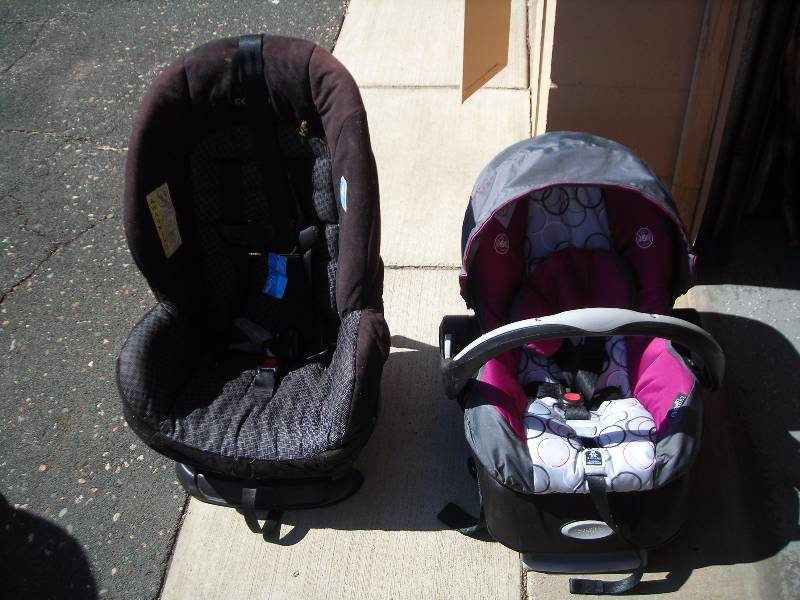 lot 61 image: 2-Car Seats (Evenflo 4-35 lbs - Like New - Expires 2020)