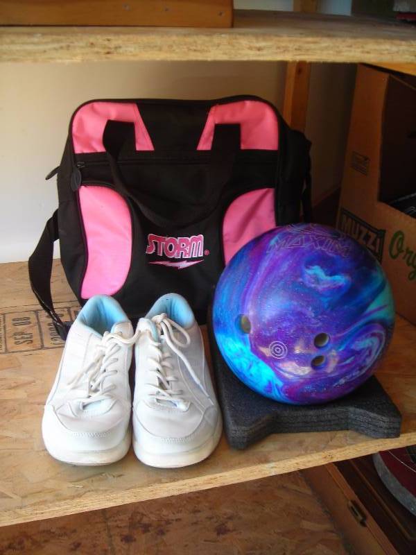 lot 65 image: Ladies Bowling Set (Like New)