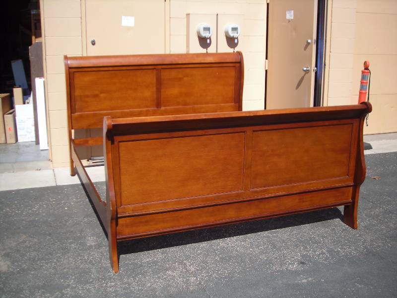 lot 67 image: King Size Bed