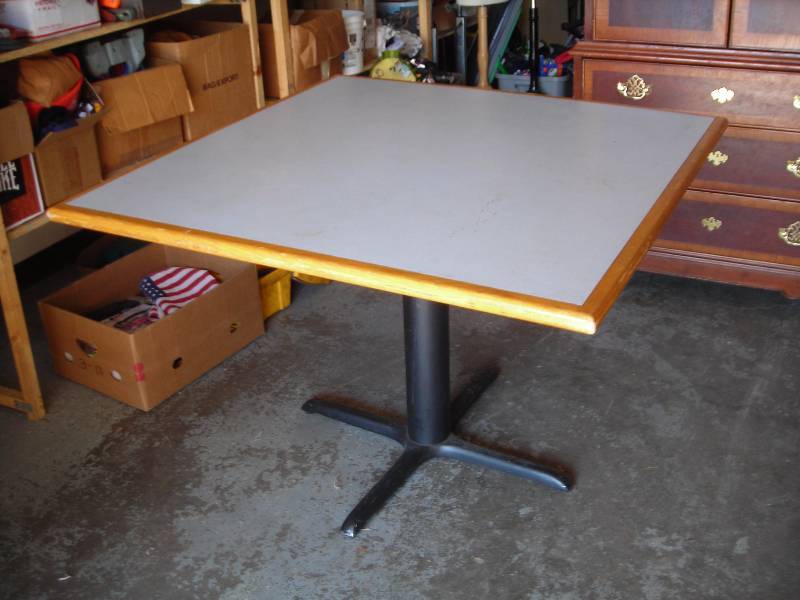 lot 69 image: Restaurant Quality Table With Heavy Metal Base 42x42x30
