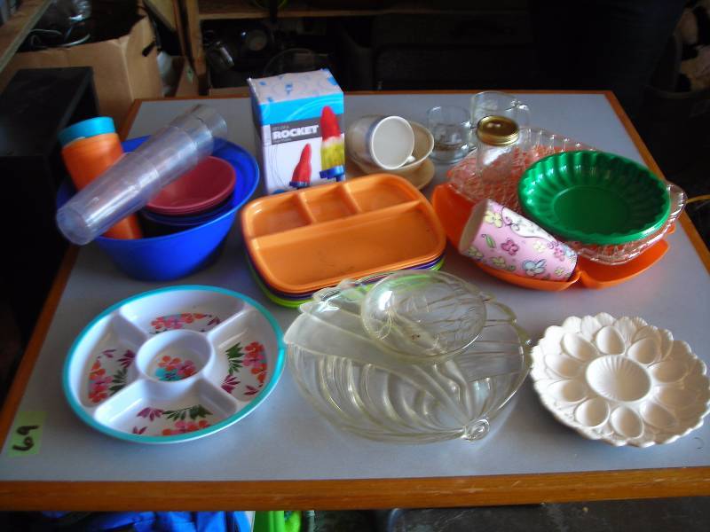 lot 83 image: Large Lot Of ServingPartyPicnic Wares