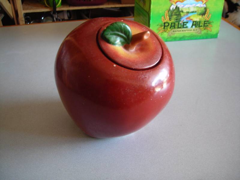 lot 86 image: Vintage Apple Cookie Jar