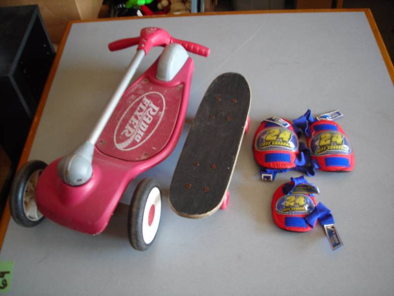 lot 99 image: Radio Flyer Scooter, Skate Board, 3-Pads
