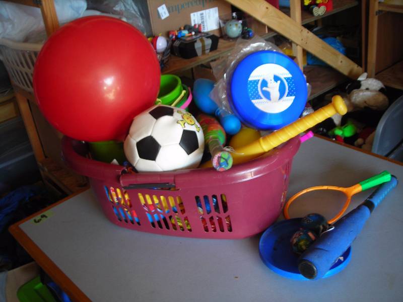 lot 100 image: Big Tub Of Outside Fun Toys (Balls, Bats, Frisbees, Pails, Beach Toys)