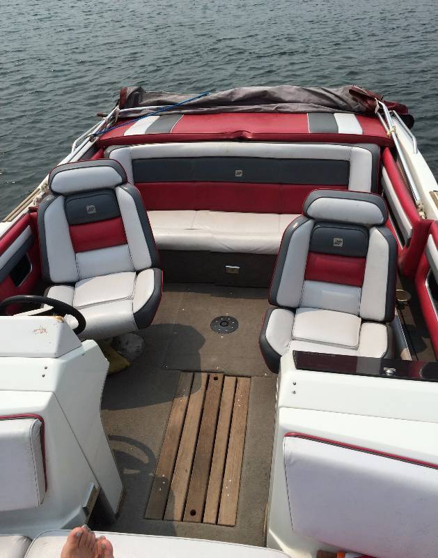 lot 4 image: 1990 Four Winns 18 Deck Boat