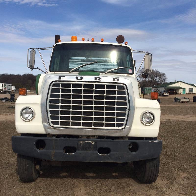 lot 8 image: 1983 Ford 9000