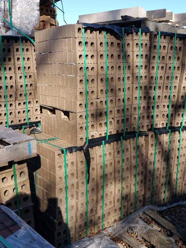 lot 20 image: Sioux City Brick Charcoal Gray Smooth Modular Brick