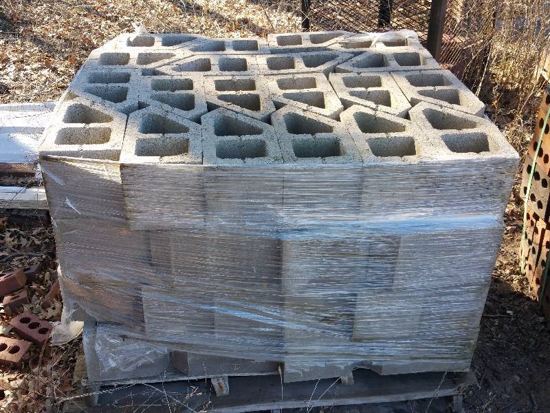 lot 32 image: Approx (80) Angled Blocks