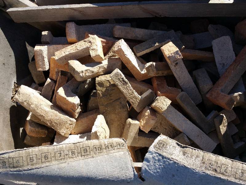 lot 36 image: Approx 64 Lin Ft Ledgestone Carmel Cultured Stone