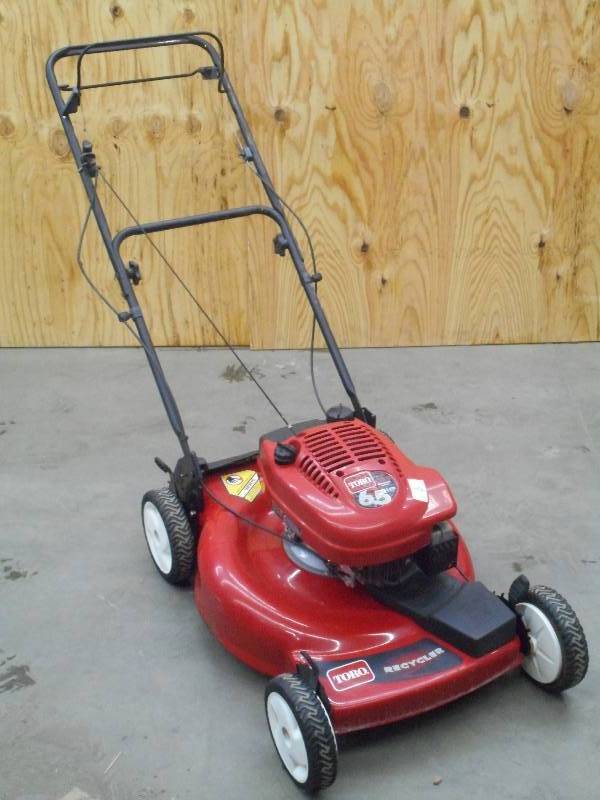 lot 8 image: Toro Recycler Lawn Mower