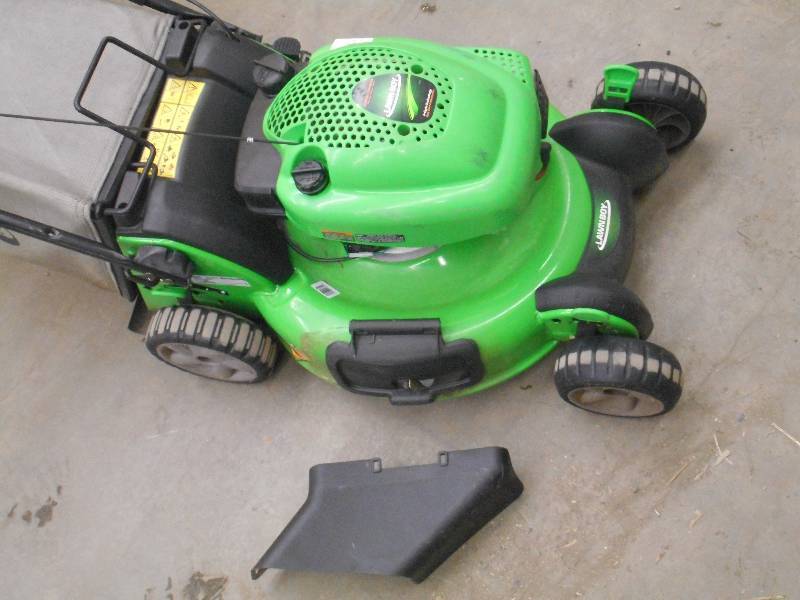 lot 9 image: Lawnboy 4-Cycle Lawn Mower