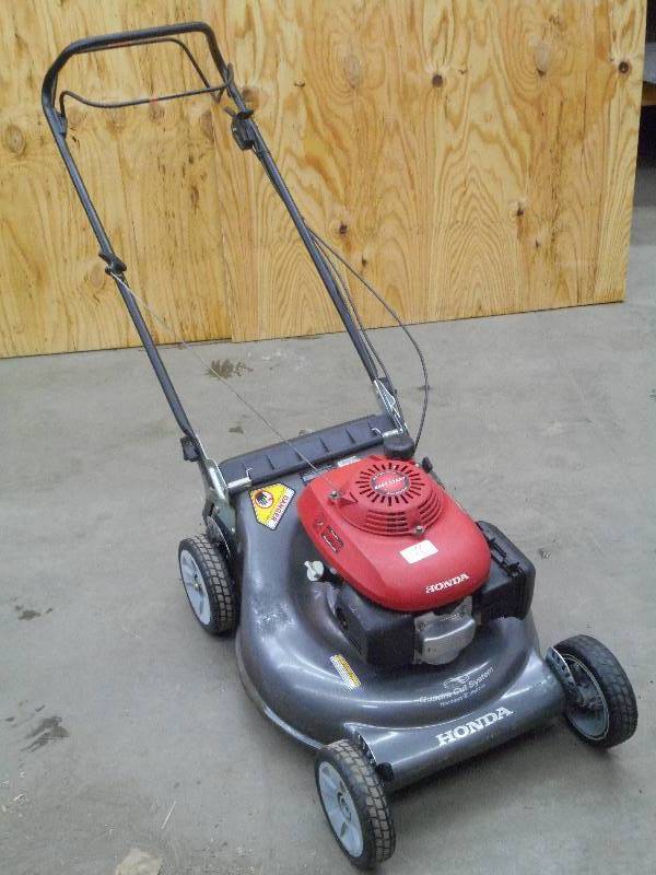 lot 11 image: Honda Harmony 21 Lawn Mower