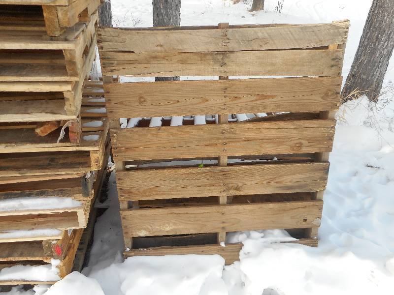lot 4 image: (10) WOOD PALLETS