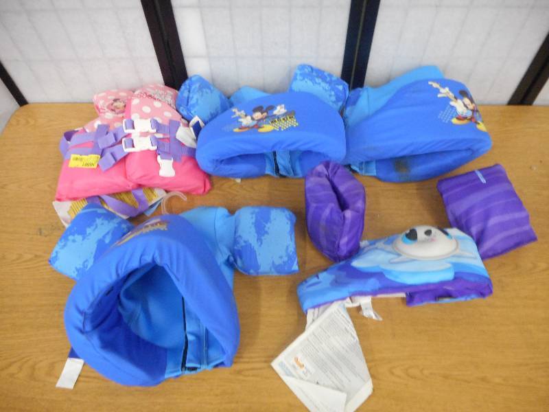 lot 21 image: (6) YOUTH KIDS LIFE JACKETS