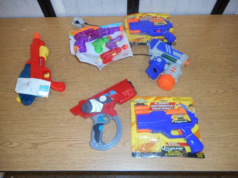 lot 22 image: LOT OF TOY GUNS