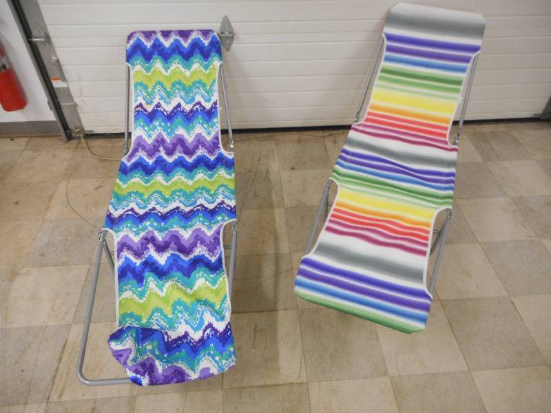 lot 46 image: (2) FOLDING YARD CHAIRS