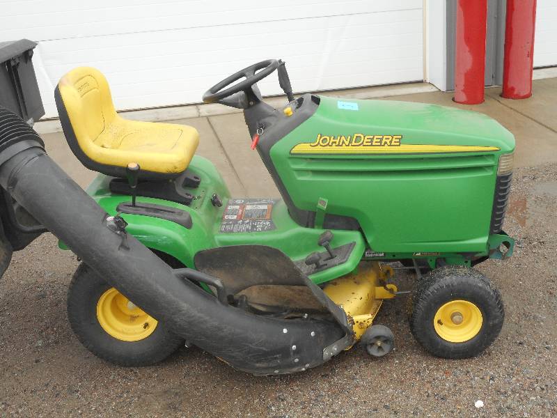 John Deere LX277 Lawn Tractor