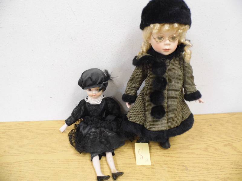 2 Dolls