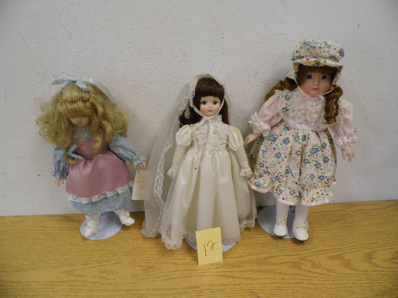 Bride w 2 Country Dolls