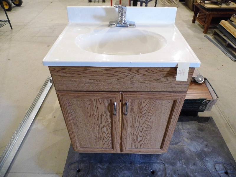 Vanity w Sink & Faucet